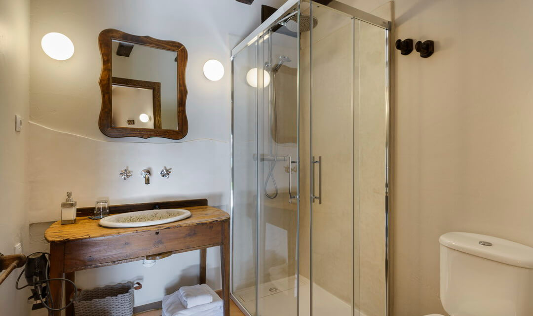 Casa Rural Os Ormos. Jaca. Pirineo. Apartamento Oroel. Baño 1