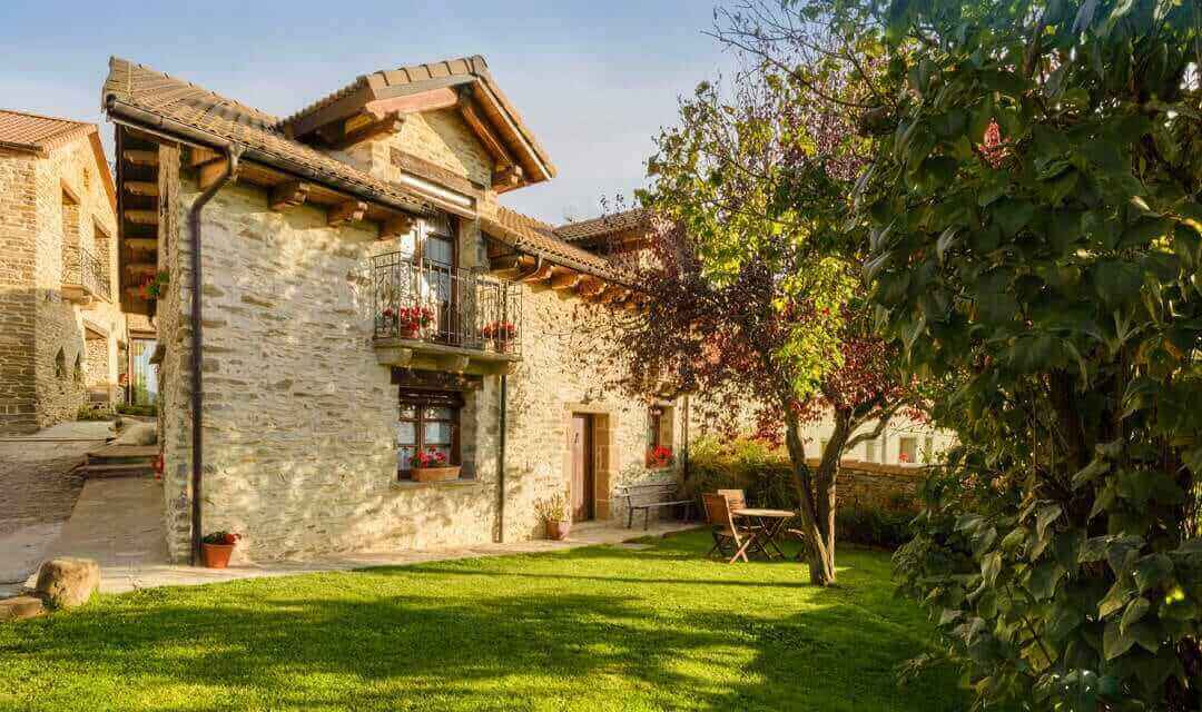 Casa Rural Os Ormos. Jaca. Pirineo. Apartamento Oroel. Jardín