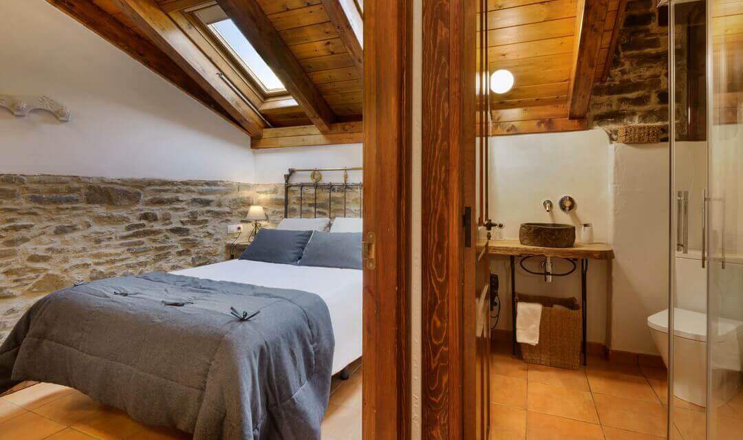 Casa Rural Os Ormos. Jaca. Pirineo. Apartamento Oturia. Salón comedor