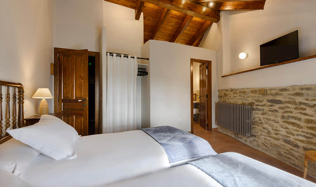 Casa Rural Os Ormos. Jaca. Pirineo. Apartamento Oturia. Salón comedor