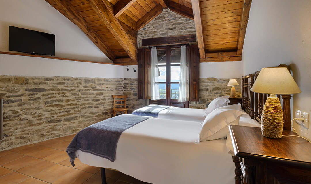 Casa Rural Os Ormos. Jaca. Pirineo. Apartamento Oturia. Entrada