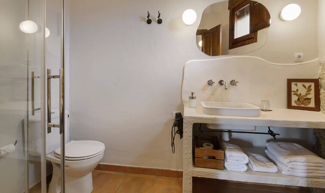Casa Rural Os Ormos. Jaca. Pirineo. Apartamento Oturia. Baño 1