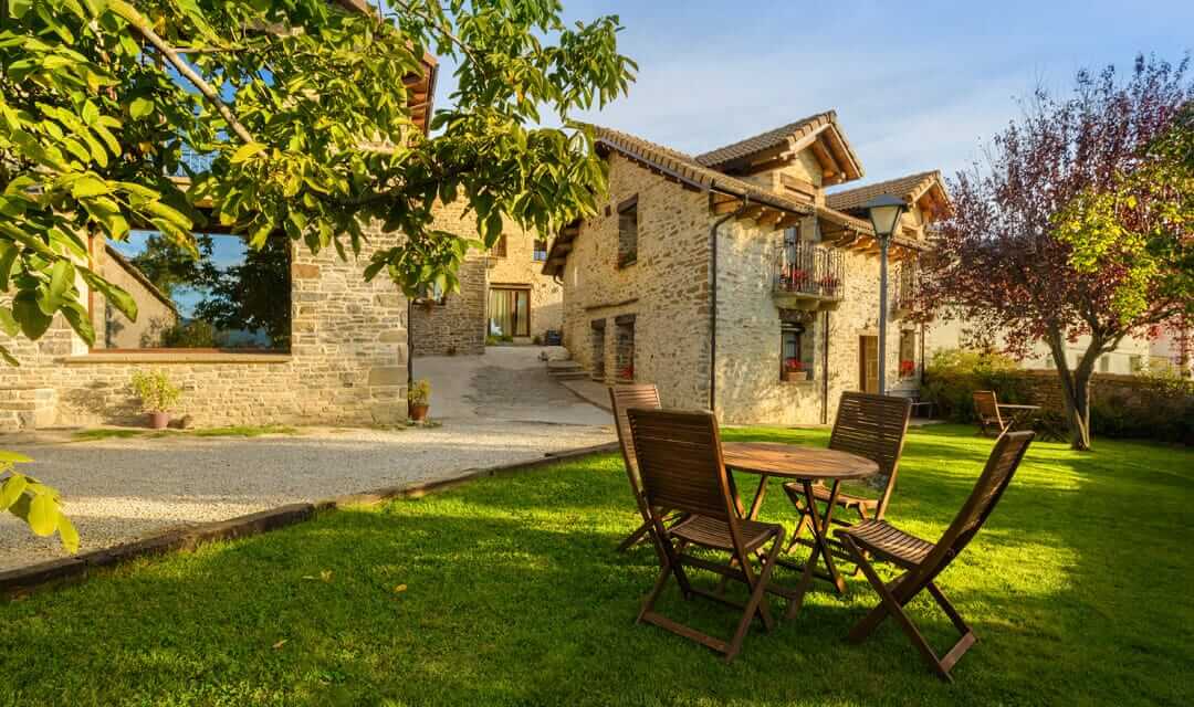 Casa Rural Os Ormos. Jaca. Pirineo. jardín. La casa cuenta con ámplias zonas verdes