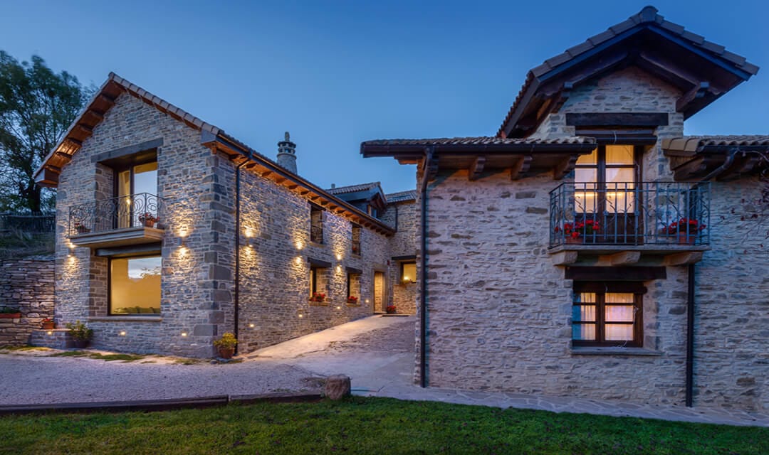 Casa Rural Os Ormos. Jaca. Pirineo. Jardín. Nieve.