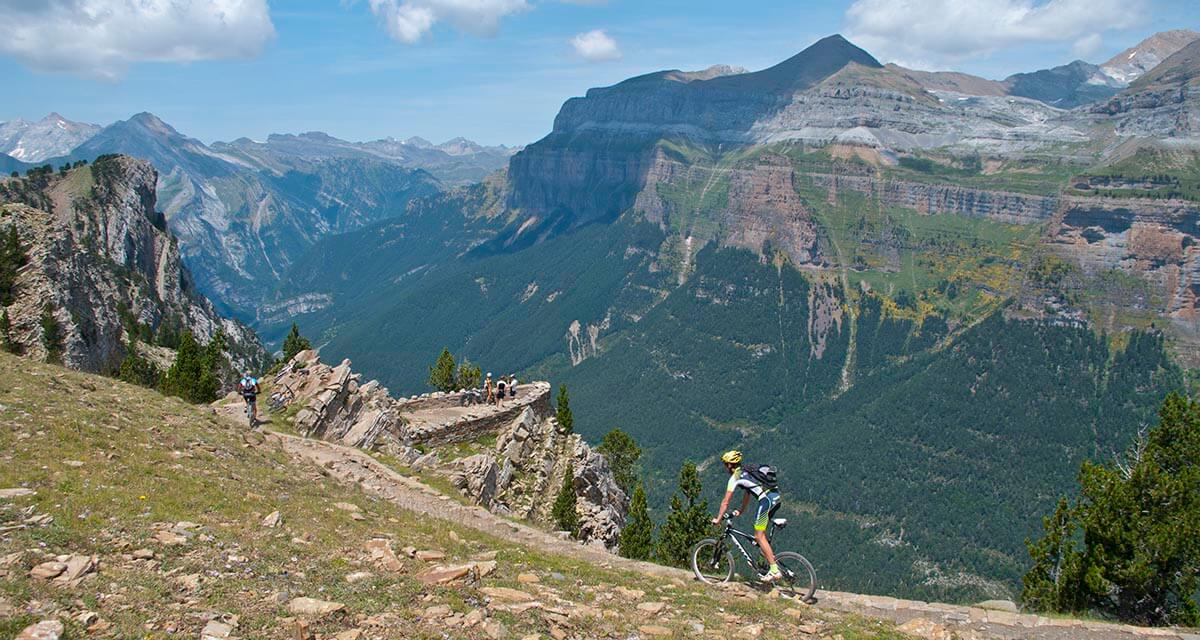 Casa Rural Os Ormos. Jaca. Pirineo. Bicicletas. Una sala para guardar y reparar tu bicicleta