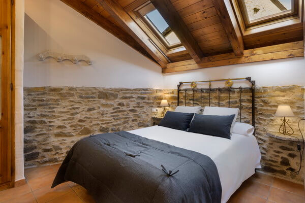 Turismo rural Os Ormos. Jaca Pirineo. Salon-cocina rustico colonial del apartamento Albarun