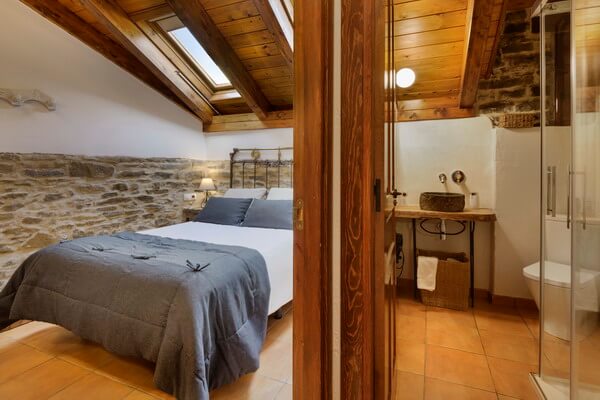 Turismo rural Os Ormos. Jaca Pirineo. Dormitorio abuhardillado del apartamento Oturia