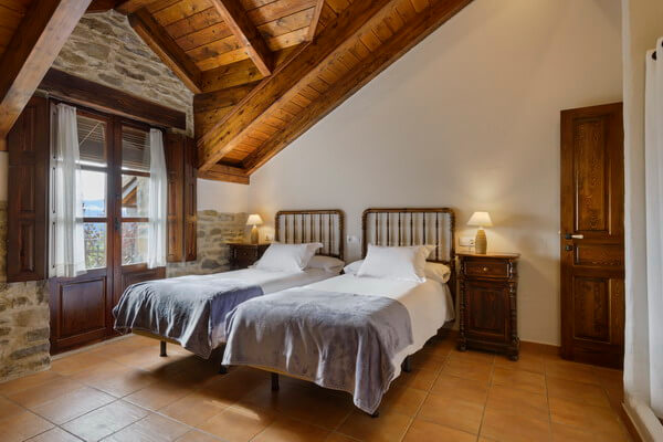 Turismo rural Os Ormos. Jaca Pirineo. Salon-cocina apartamento Oturia estilo rustico