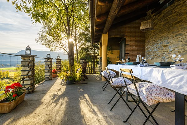 Turismo rural Os Ormos. Jaca Pirineo. Puesta de sol con vistas a San Juan de la Peña