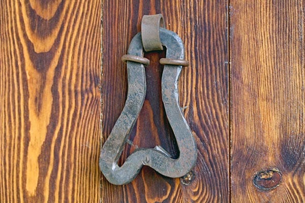 Turismo rural Os Ormos. Jaca Pirineo. Llamador fálico