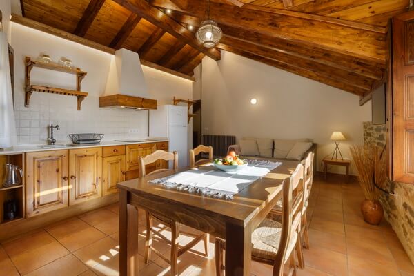 Turismo rural Os Ormos. Jaca Pirineo. Dormitorio rustico de la habitacion Oturia